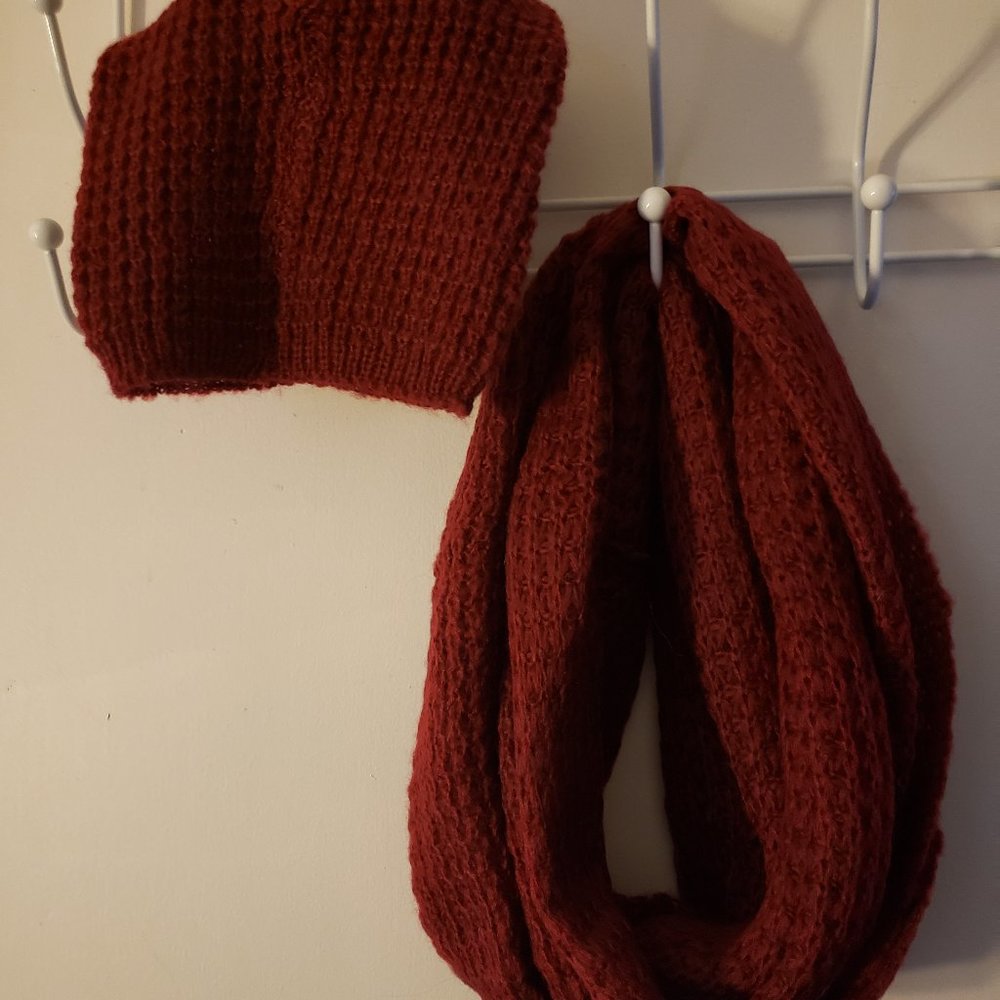 Garage clothing hat & scarf set